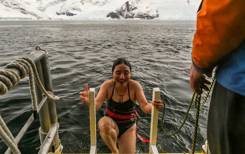 Thử thách Polar Plunge dưới nước lạnh -2 độ C.